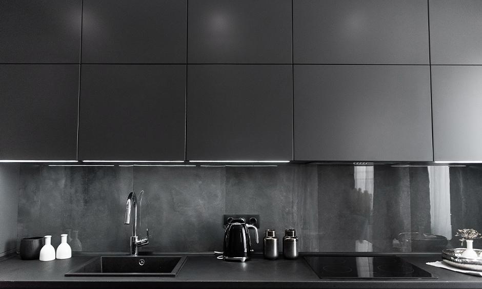 Kính đen như gạch ốp tường nhà bếp Backsplash